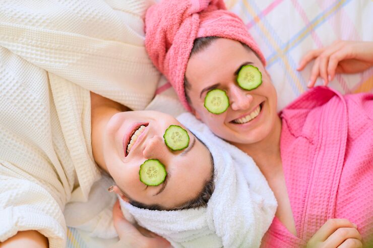 mise-plat-femmes-souriantes-tranches-concombre-yeux_23-2148520277